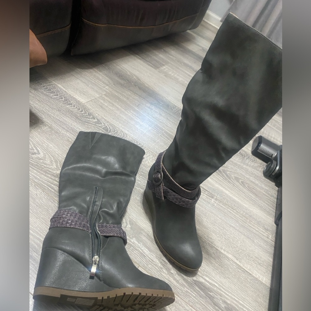tall boots
Size: 7
Gray
Never been worn